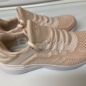 APL TechLoom Tracer NWOT creme (light pink) size 8
